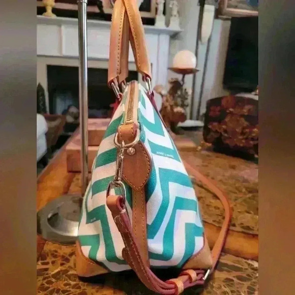 Dooney & Bourke Green Chevron pattern leather bag - Picture 3 of 12